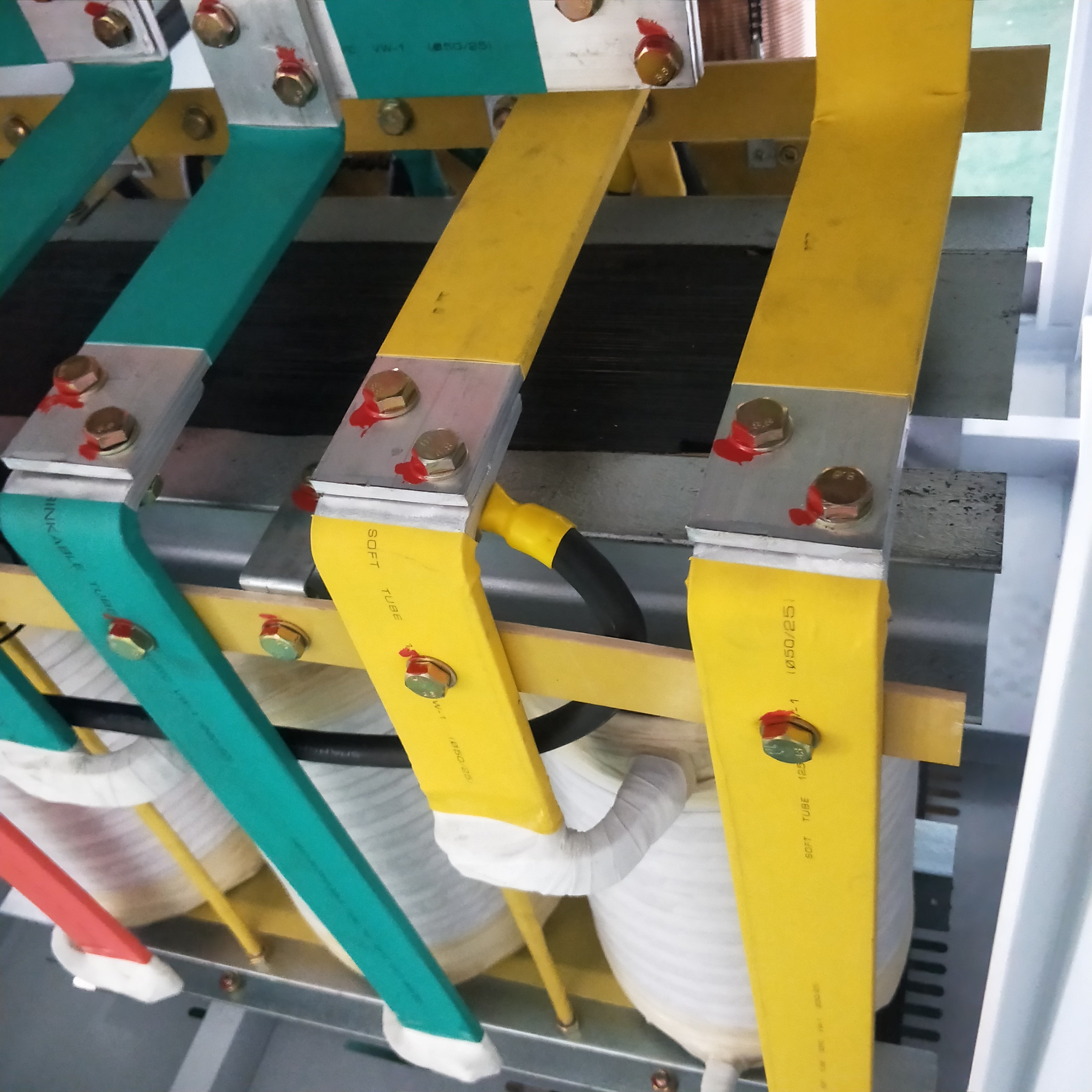 三相補償交流穩壓電源